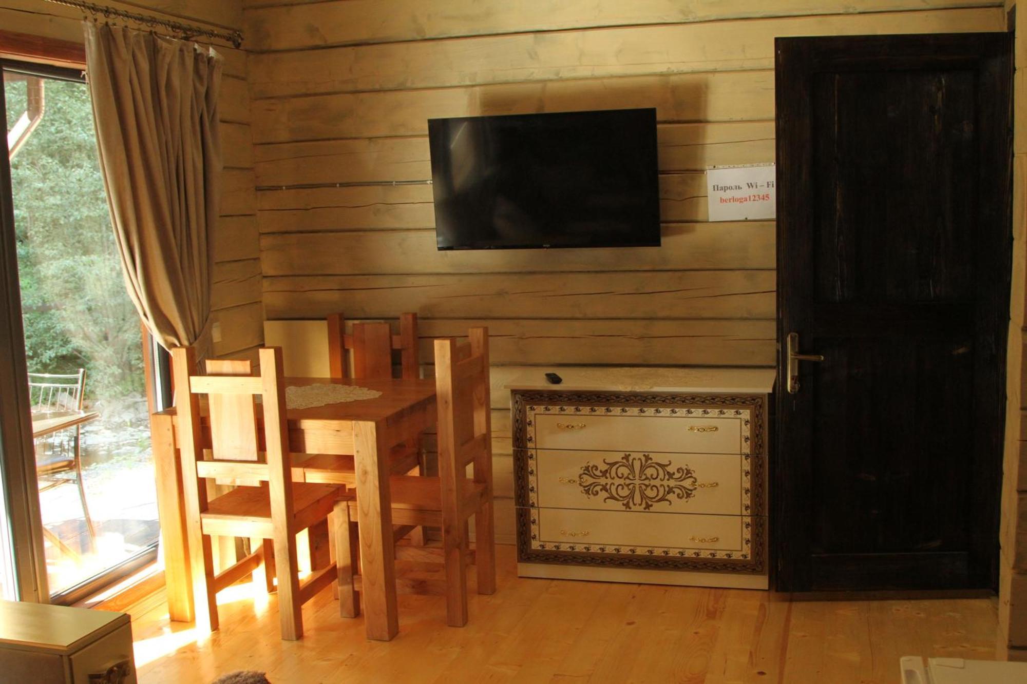 Hotel Berloga-Sinevir Synevyrsʼka Polyana Екстериор снимка